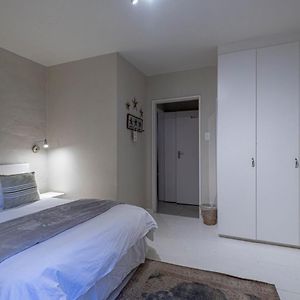 Zimmer mit Kingsize-Bett